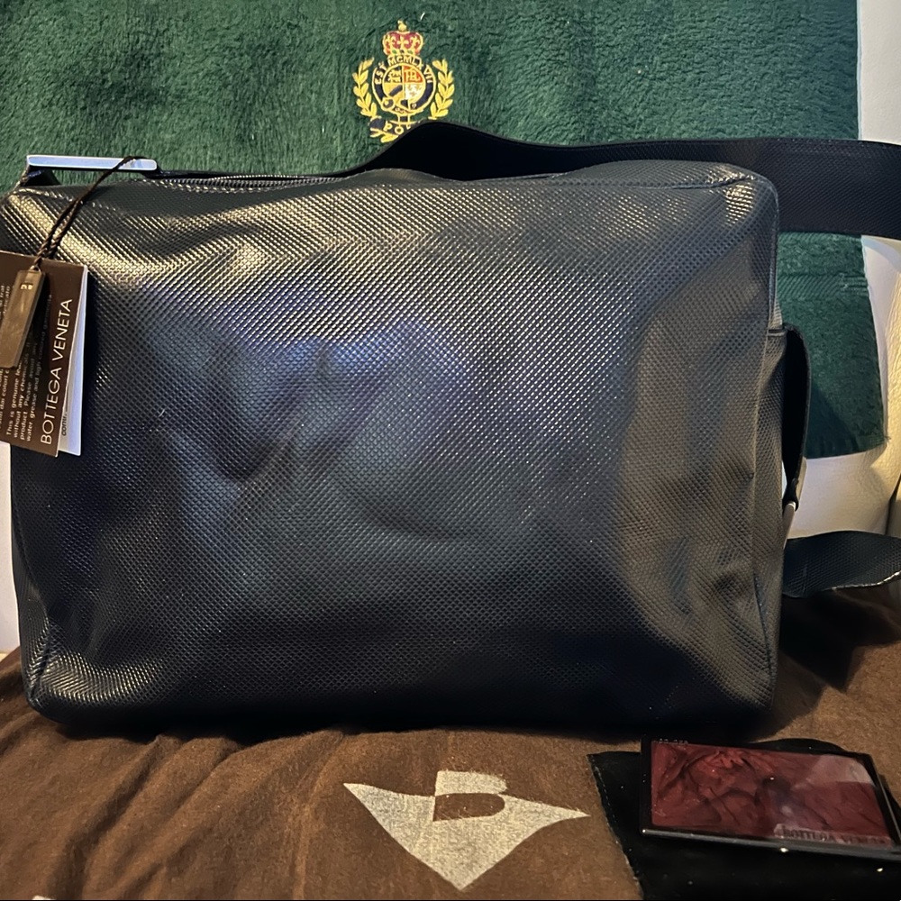 Fabulous navy blue leather Bottega Veneta handbag.